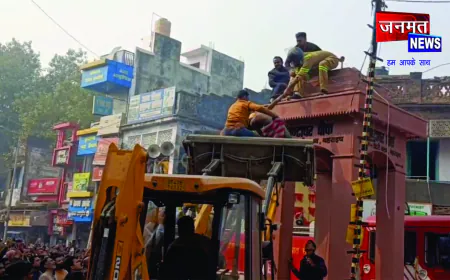घंटाघर चौक की ऊँची मीनार पर चढ़ा सरफिरा युवक, धक्का देकर दो लोगों को किया घायल