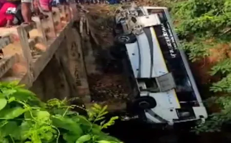 आंध्र प्रदेश: खाई में गिरी बस, नौ लोगों की मौत; राष्ट्रपति-पीएम व CM ने जताया शोक; मुआवजे का एलान