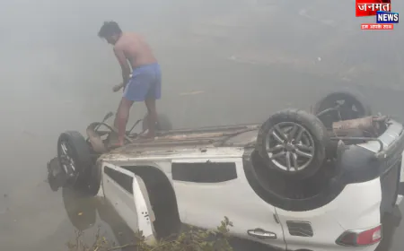 चंदौली: तालाब में गिरी तेज रफ्तार अनियंत्रित कार, ग्रामीणों की तत्परता से बची सवार लोगों की जान