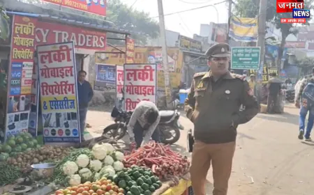 औरैया में अवैध अतिक्रमण के खिलाफ सदर कोतवाल का बड़ा एक्शन, हटवाये बोर्ड; फुटपाथ कराया खाली