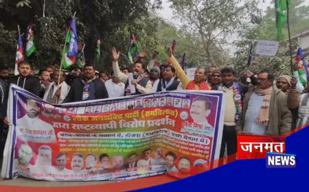 फतेहपुर: IAS अधिकारी संतोष वर्मा के विरोध में लोजपा का प्रदर्शन, बर्खास्त कर जेल भेजने की मांग