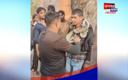 औरैया: लव मैरिज की सज़ा, युवक को पेड़ से बांधकर पहनाई जूतों की माला; वीडियो वायरल