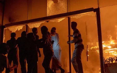 बांग्लादेश में हालात बेकाबू, पत्रकारों ने हिंसा में बाल-बाल बचाई अपनी जान; अखबार भी बंद