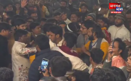 फर्रुखाबाद: खाटू श्याम कीर्तन में जमकर बवाल, सुरक्षा व्यवस्था छोड़ पुलिस कर्मी लेते रहे सेल्फी