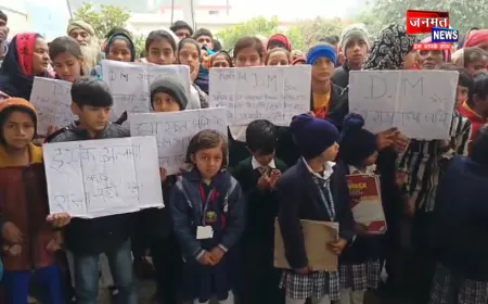 संभल: बहजोई नगर पालिका की बस्ती पर रेलवे कर रही खुदाई, रास्ता बंद; लोगों ने डीएम से लगाई गुहार