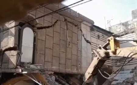 बरेली: मौलाना तौकीर के करीबी रिश्तेदार के बारात घर पर चला बुलडोजर, अवैध रूप से किया गया था निर्माण