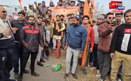 बांग्लादेश में हिंदुओं के उत्पीड़न पर हरदोई में हिन्दू संगठनों ने किया विरोध प्रदर्शन, जलाया पुतला