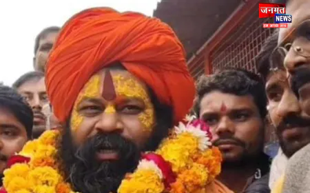 औरैया: महंत राजू दास ने हनुमान प्रतिमा का किया अनावरण, बांग्लादेश की घटना की निंदा कर हिंदू एकजुटता का आह्वान