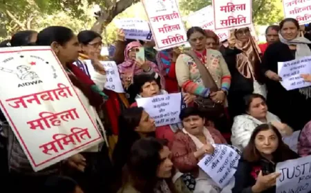 उन्नाव रेप केस: दिल्ली HC के बाहर लोगों का प्रदर्शन, पुलिस ने दी चेतावनी- नहीं हटे तो होगी कार्रवाई
