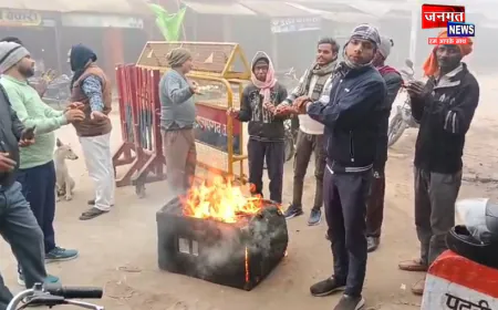 प्रतापगढ़: अलाव की व्यवस्था न होने से साउंड जलाकर कड़ाके की ठंड से बचने को मजबूर हैं लोग