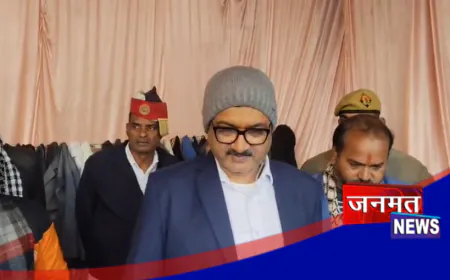 फर्रुखाबाद: ‘नेकी की दीवार’ कार्यक्रम का DM ने किया शुभारंभ, जरूरतमंदो में वितरित किये गर्म कपड़े