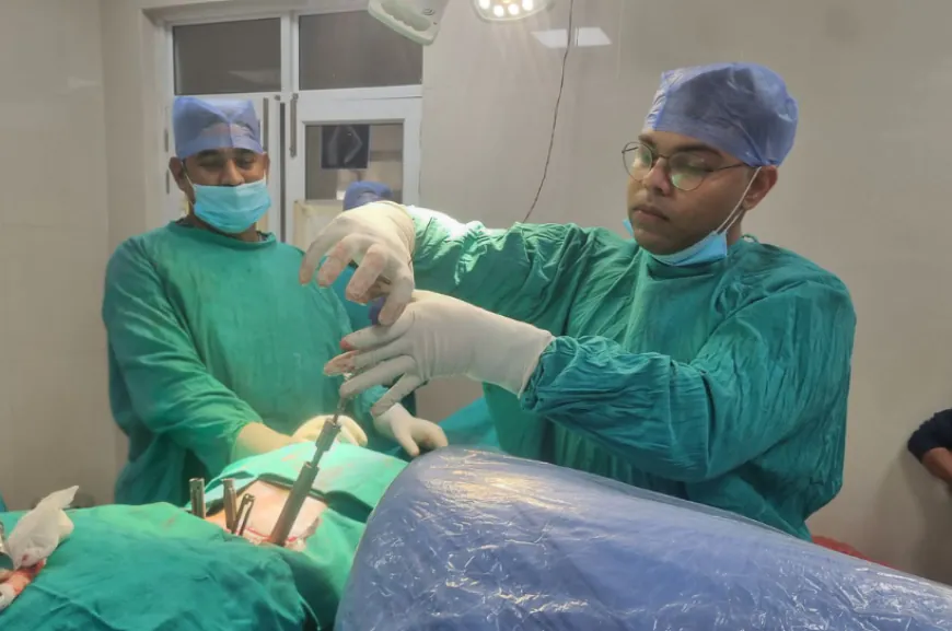 हरदोई मेडिकल कॉलेज में डॉ. विनीश वर्मा का कमाल,जटिल ऑपरेशन कर महिला को दी 'नई ज़िंदगी'