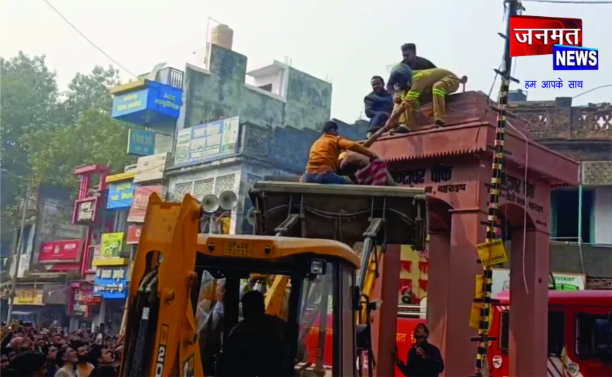 घंटाघर चौक की ऊँची मीनार पर चढ़ा सरफिरा युवक, धक्का देकर दो लोगों को किया घायल