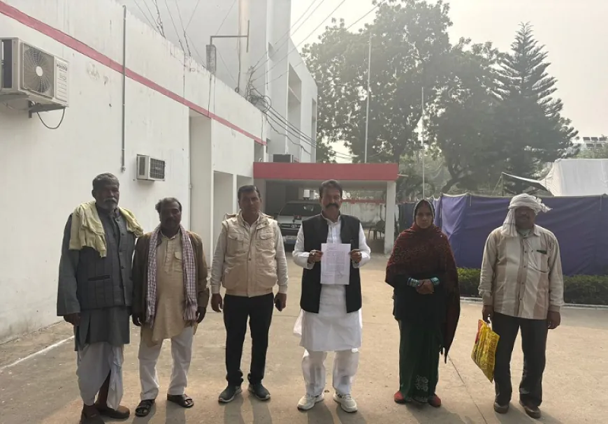 गोरखपुर एडीजी जोन कार्यालय पर सौंपा ज्ञापन, बेटी की हत्या के मामले में तत्काल मुकदमा दर्ज करने की मांग