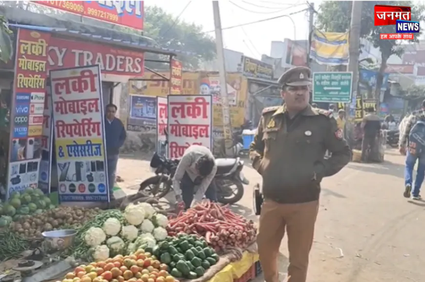 औरैया में अवैध अतिक्रमण के खिलाफ सदर कोतवाल का बड़ा एक्शन, हटवाये बोर्ड; फुटपाथ कराया खाली