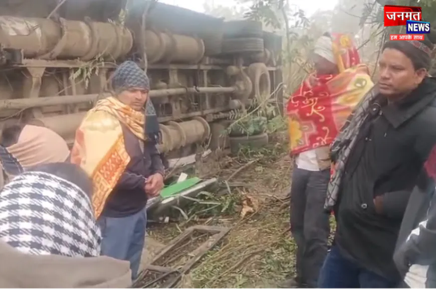 फर्रुखाबाद: पुलिया से  टकरा कर खंती में गिरी रोडवेज बस, चालक-परिचालक सहित यात्री घायल