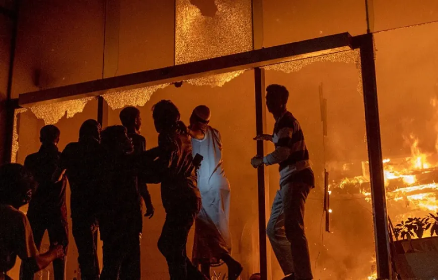 बांग्लादेश में हालात बेकाबू, पत्रकारों ने हिंसा में बाल-बाल बचाई अपनी जान; अखबार भी बंद