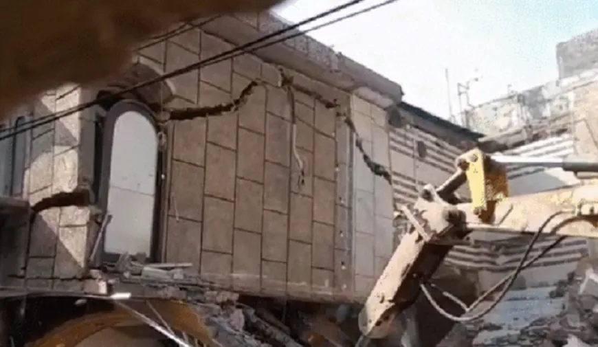 बरेली: मौलाना तौकीर के करीबी रिश्तेदार के बारात घर पर चला बुलडोजर, अवैध रूप से किया गया था निर्माण