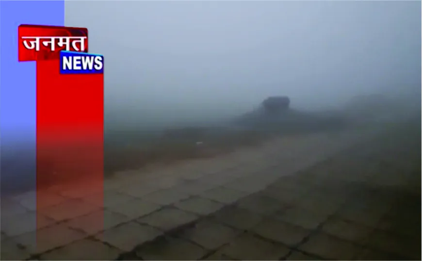 बलरामपुर में बढ़ती ठंड और घने कोहरे से जनजीवन अस्त-व्यस्त, सड़कों पर रेंगते वाहन