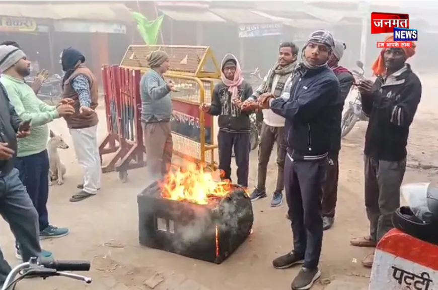 प्रतापगढ़: अलाव की व्यवस्था न होने से साउंड जलाकर कड़ाके की ठंड से बचने को मजबूर हैं लोग