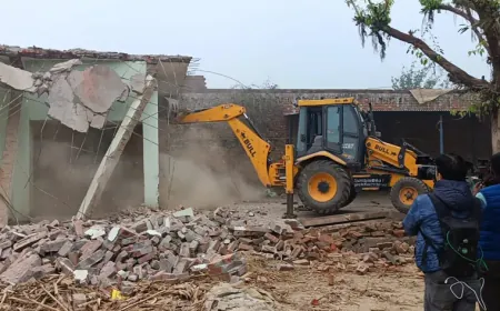 संभल में फिर गरजा बुलडोजर, तालाब की जमीन पर बना अवैध मकान और मदरसा जमींदोज