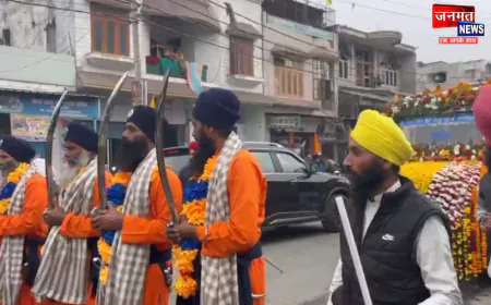 लखीमपुर खीरी: प्रकाश पर्व पर निकाली गई शोभायात्रा, लोगों ने फूलों की वर्षा कर किया स्वागत