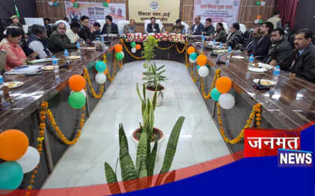 उरई में आवास योजनाओं की प्रगति पर जिलाधिकारी सख्त, लापरवाही पर नोटिस व प्रतिकूल प्रविष्टि के निर्देश