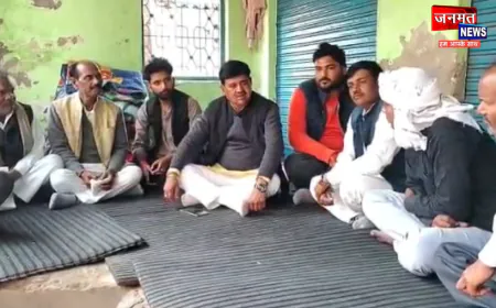 एटा: परिवार की नृशंस हत्या के बाद घर मिलने पहुंचे सपा नेता, परिवार की आर्थिक मदद की रखी मांग