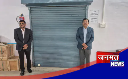 उरई: EVM वेयर हाउस का जिला निर्वाचन अधिकारी ने किया स्थलीय निरीक्षण, दिए आवश्यक निर्देश