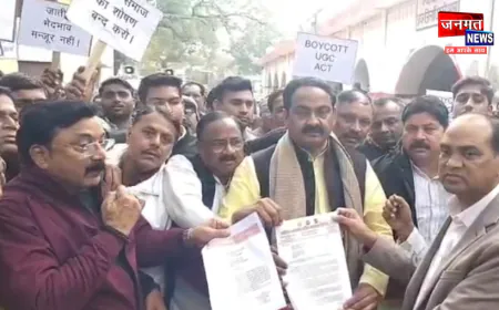 एटा: यूजीसी कानून के विरोध में उतरा सवर्ण समाज, पैदल मार्च निकालकर ADM को सौंपा ज्ञापन