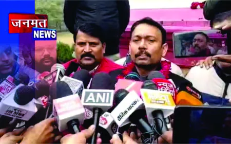 यूजीसी विवाद के बीच एटा पहुँचे पीसीएस अधिकारी अलंकार अग्निहोत्री, स्वर्ण समाज ने किया फूलमालाओं से स्वागत