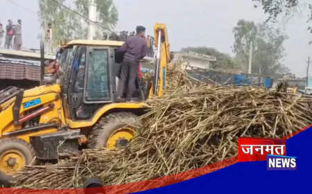 लखीमपुर: गन्ने से भरा ओवरलोड ट्रक पलटने से नीचे दबी स्कूल वैन, राहत और बचाव कार्य जारी