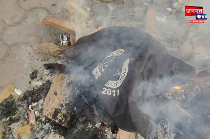 मुजफ्फरनगर: कड़ाके की ठंड ने बढ़ाई मुश्किलें, जिला निर्वाचन कार्यालय के बाहर अलाव बना सहारा