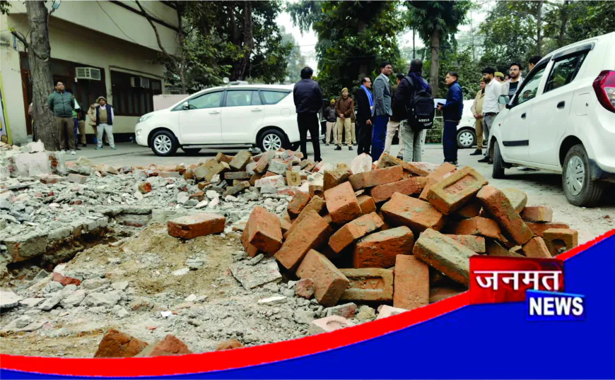 डीएम उमेश मिश्रा ने डीएम कार्यालय परिसर के निर्माण कार्य का किया निरीक्षण, गुणवत्ता व समयसीमा पर दिया जोर