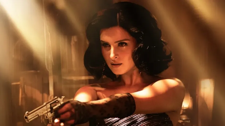 KISS कंट्रोवर्सी के बीच किसका कत्ल करने निकलीं ‘टॉक्सिक’ तारा सुतारिया? गन के साथ लुक वायरल