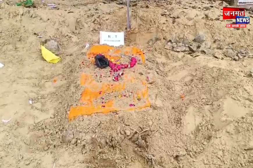 कौशांबी: तहसील गेट के पास रातों रात बनी नायब तहसीलदार की कब्र, चढ़े चादर व फूल