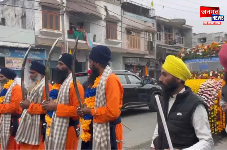 लखीमपुर खीरी: प्रकाश पर्व पर निकाली गई शोभायात्रा, लोगों ने फूलों की वर्षा कर किया स्वागत