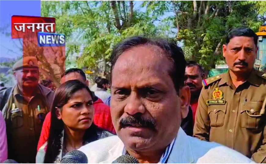 बहराइच में सड़क किनारे बने अवैध मजारों पर चला बुलडोजर, प्रशासन ने हटाया अतिक्रमण