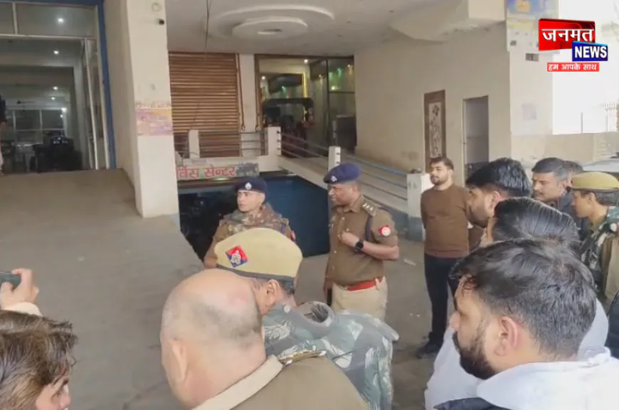 अलीगढ़: वर्चस्व को लेकर बदमाश ने ट्रैक्टर शोरूम मालिक के ऊपर दिनदहाड़े की फायरिंग, वीडियो वायरल