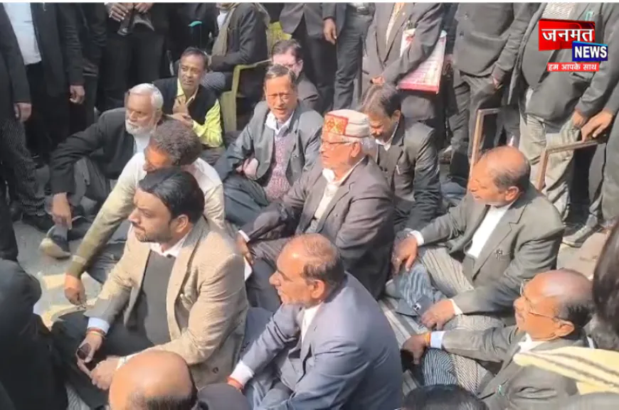 फतेहपुर: वरिष्ठ अधिवक्ता जयराज मानसिंह की हत्या से उबाल, सड़क जाम कर अधिवक्ताओं ने किया प्रदर्शन