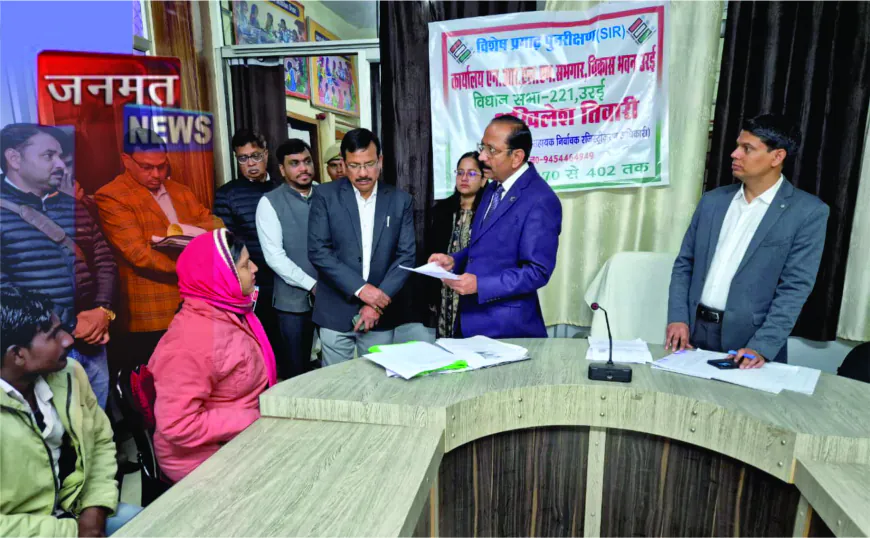 विशेष प्रगाढ़ पुनरीक्षण की सुनवाई का मंडलायुक्त ने किया निरीक्षण, पात्र मतदाता न छूटे इसके दिए निर्देश