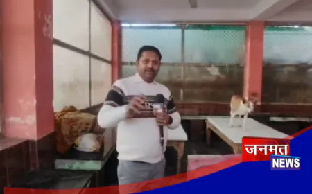 मुज़फ्फरनगर के सरकारी अस्पताल में हालात शर्मनाक: कुत्ते बेड पर, ज़मीन पर इलाज को मजबूर मरीज