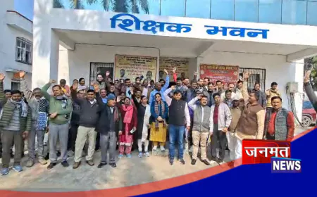 अवध विवि शिक्षक संघ का अंबेडकरनगर जिला प्रशासन के खिलाफ प्रदर्शन, परीक्षा केंद्र पर छापे का है मामला