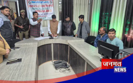 उरई: SIR के नोटिस निर्गत प्रकरणों की सुनवाई प्रक्रिया का जिला निर्वाचन अधिकारी ने किया निरीक्षण