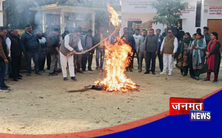 रायबरेली: टीईटी मुद्दे पर केन्द्रीय मंत्री के बयान से आक्रोशित शिक्षकों ने फूंका पुतला, की जोरदार नारेबाजी