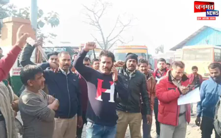 बलरामपुर रोडवेज डिपो में कर्मचारियों का हंगामा, ARM पर भ्रष्टाचार और शोषण के आरोप; यात्रियों की बढ़ी  समस्याएं