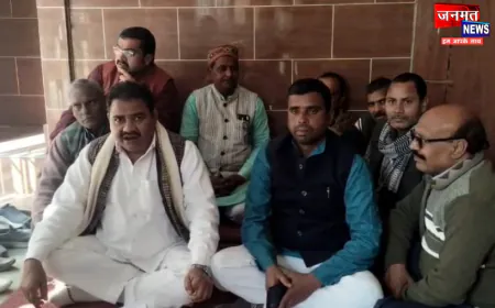 अयोध्या में अंबेडकरनगर के शिक्षकों ने चिट फंड ऑफिस के सामने अपनी मांगो को लेकर किया धरना प्रदर्शन