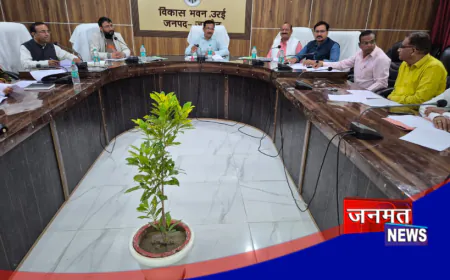 उरई: व्यापार व श्रम बंधु की बैठक में डीएम ने की सख्त समीक्षा, लंबित मुद्दों के शीघ्र निस्तारण के निर्देश
