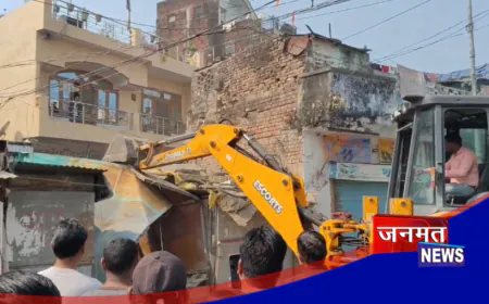 लखीमपुर खीरी: पलिया पुलिस की बड़ी कार्यवाही, नाबालिग से छेड़छाड़ के आरोपी की दुकान पर चला बुल्डोजर