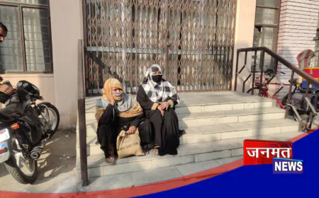 मुजफ्फरनगर: विकास भवन में हंगामा, लोन दिलाने के नाम पर कथित डूडा कर्मचारी पर ठगी का आरोप